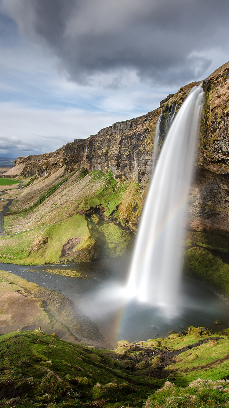 Cascades Sur Terrain D'herbe Verte Sous un Ciel Nuageux Gris Pendant la Journée. Wallpaper in 750x1334 Resolution
