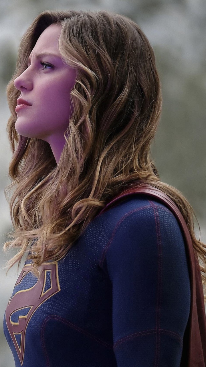 Frau im Schwarz-blauen Hemd. Wallpaper in 720x1280 Resolution