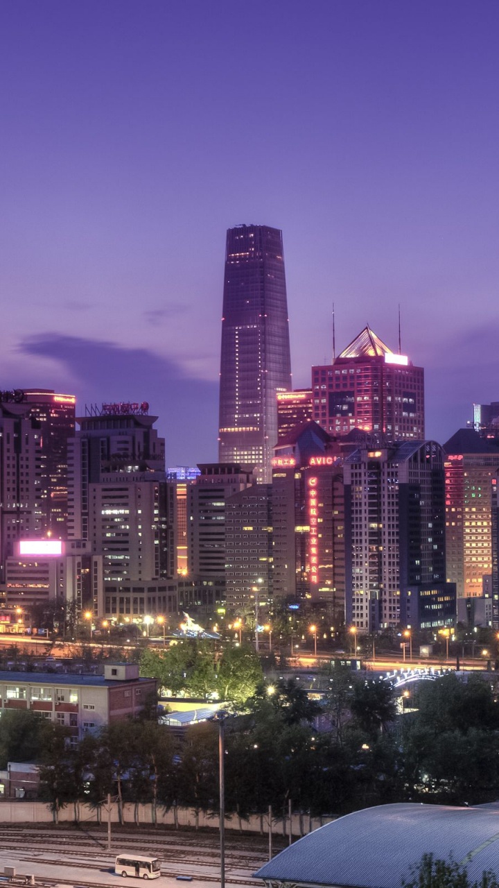 Edificios de la Ciudad Con Luces Encendidas Durante la Noche. Wallpaper in 720x1280 Resolution