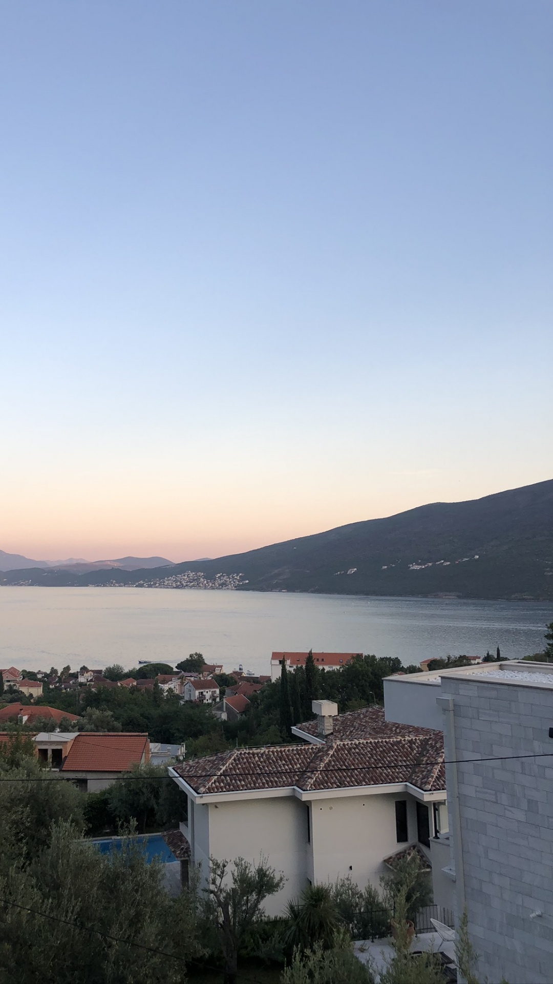 房地产, 高地, 地平线, 银行, 屋顶 壁纸 1080x1920 允许