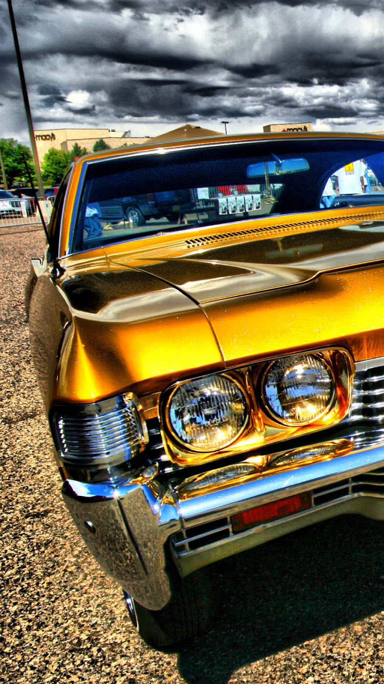 Gelbes Auto Auf Grauem Sand Tagsüber. Wallpaper in 750x1334 Resolution