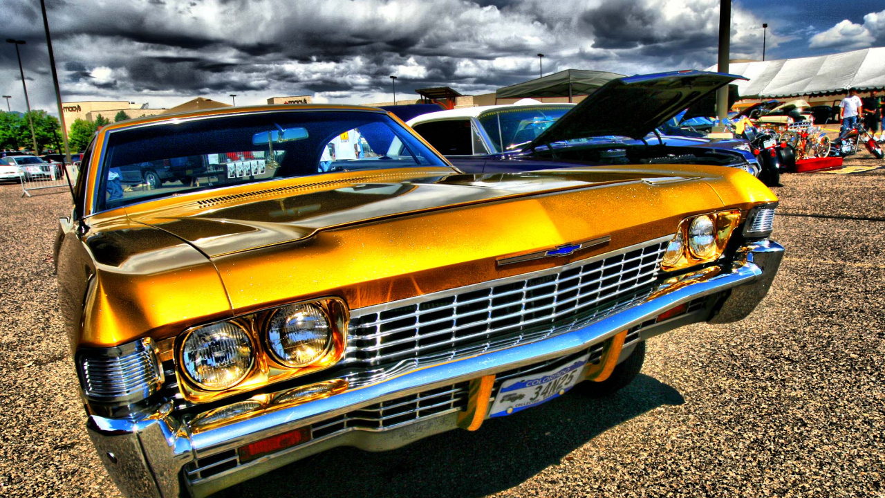 Voiture Jaune Sur Sable Gris Pendant la Journée. Wallpaper in 1280x720 Resolution