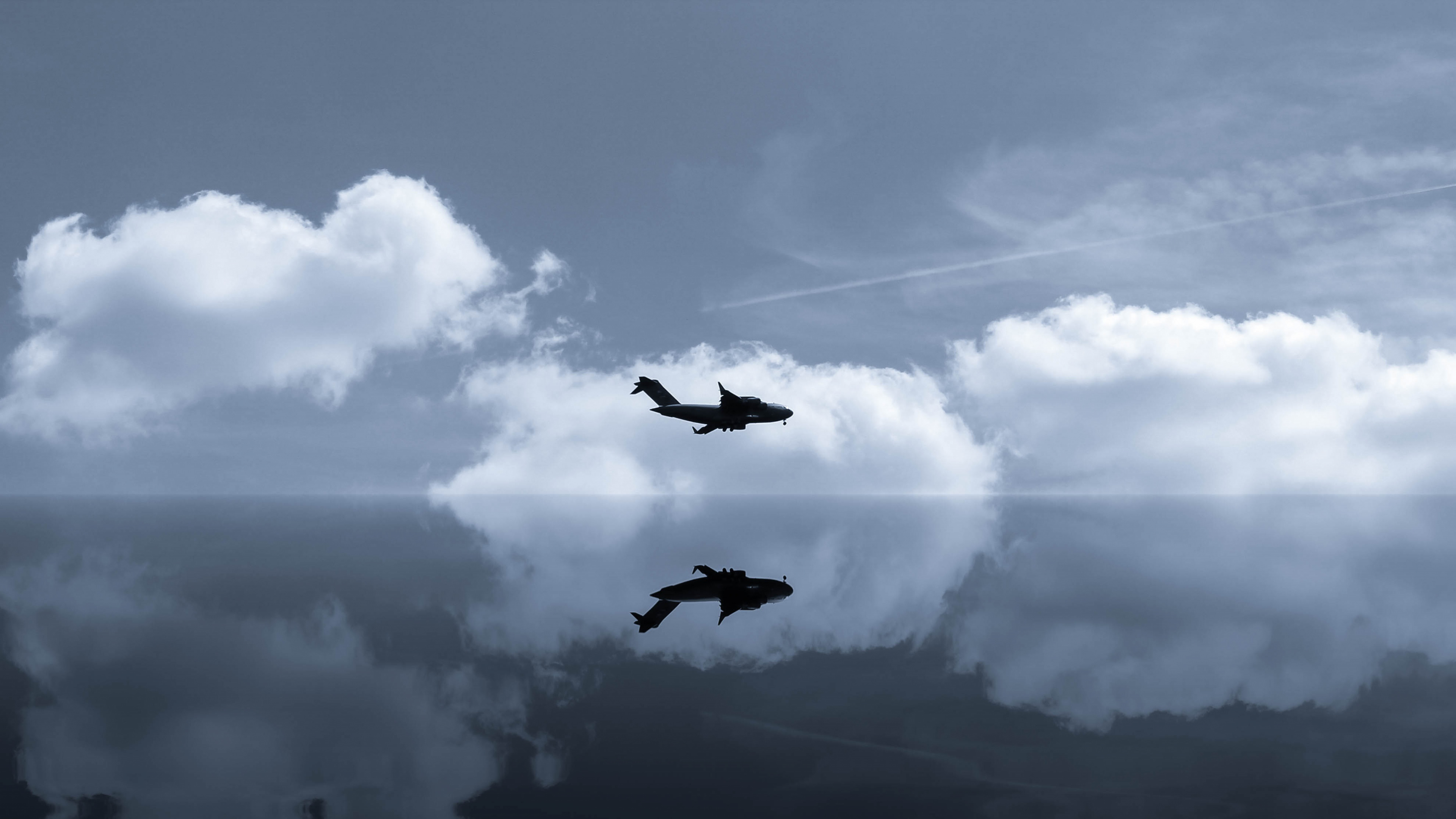 Avión Negro Volando en el Cielo Durante el Día. Wallpaper in 3840x2160 Resolution