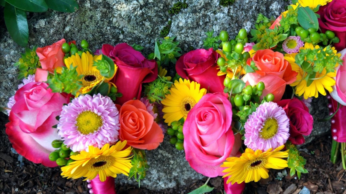 Fleurs Roses et Jaunes Sur Sol Gris. Wallpaper in 1366x768 Resolution