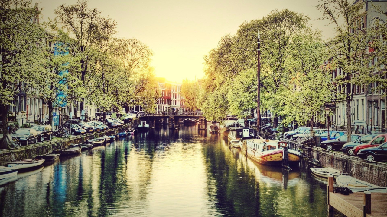 Bateau Sur le Quai Près Des Arbres Pendant le Coucher du Soleil. Wallpaper in 1280x720 Resolution