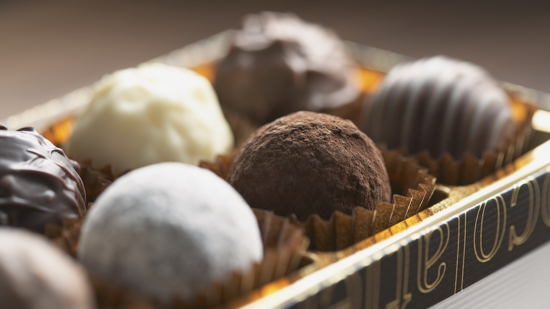 Schokoladen-Cupcakes Auf Braunem Holztablett. Wallpaper in 1920x1080 Resolution