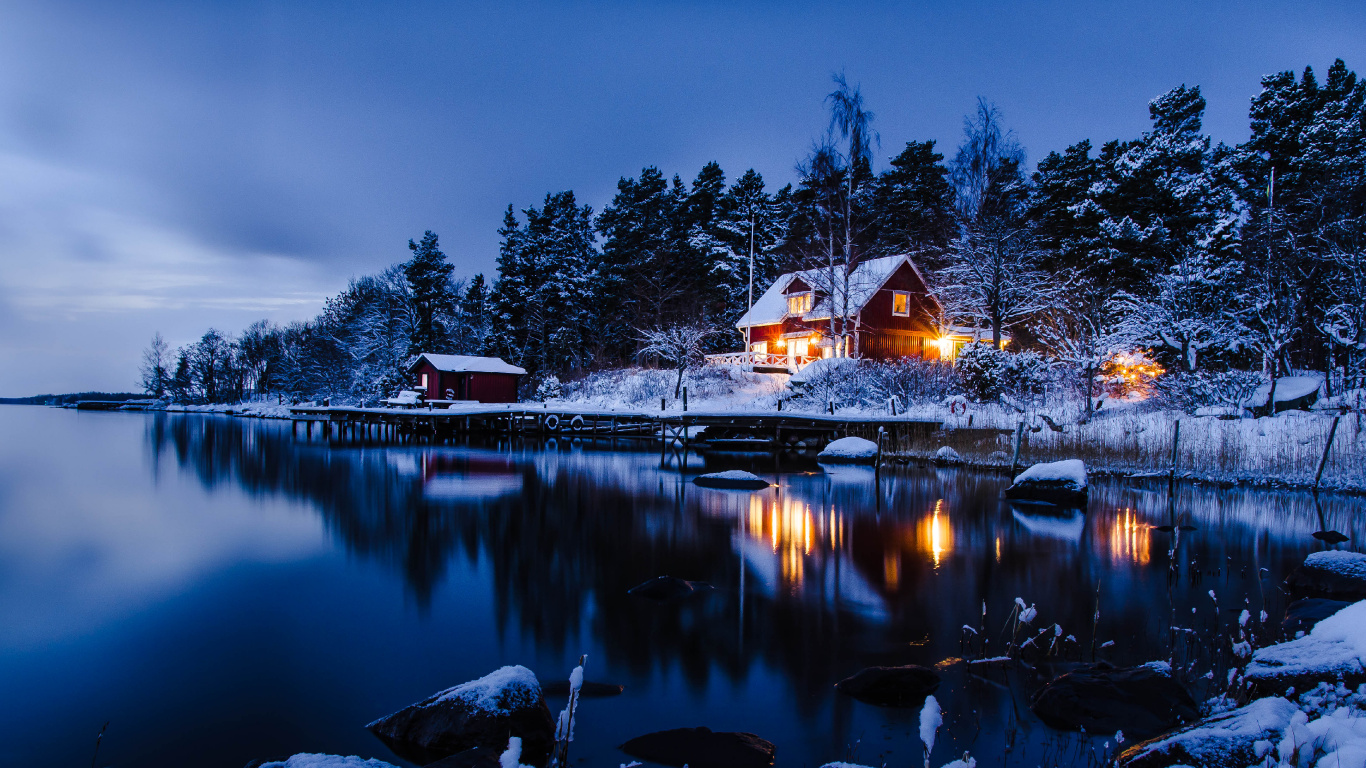 Casa Marrón y Blanca Cerca Del Cuerpo de Agua Durante la Noche.. Wallpaper in 1366x768 Resolution