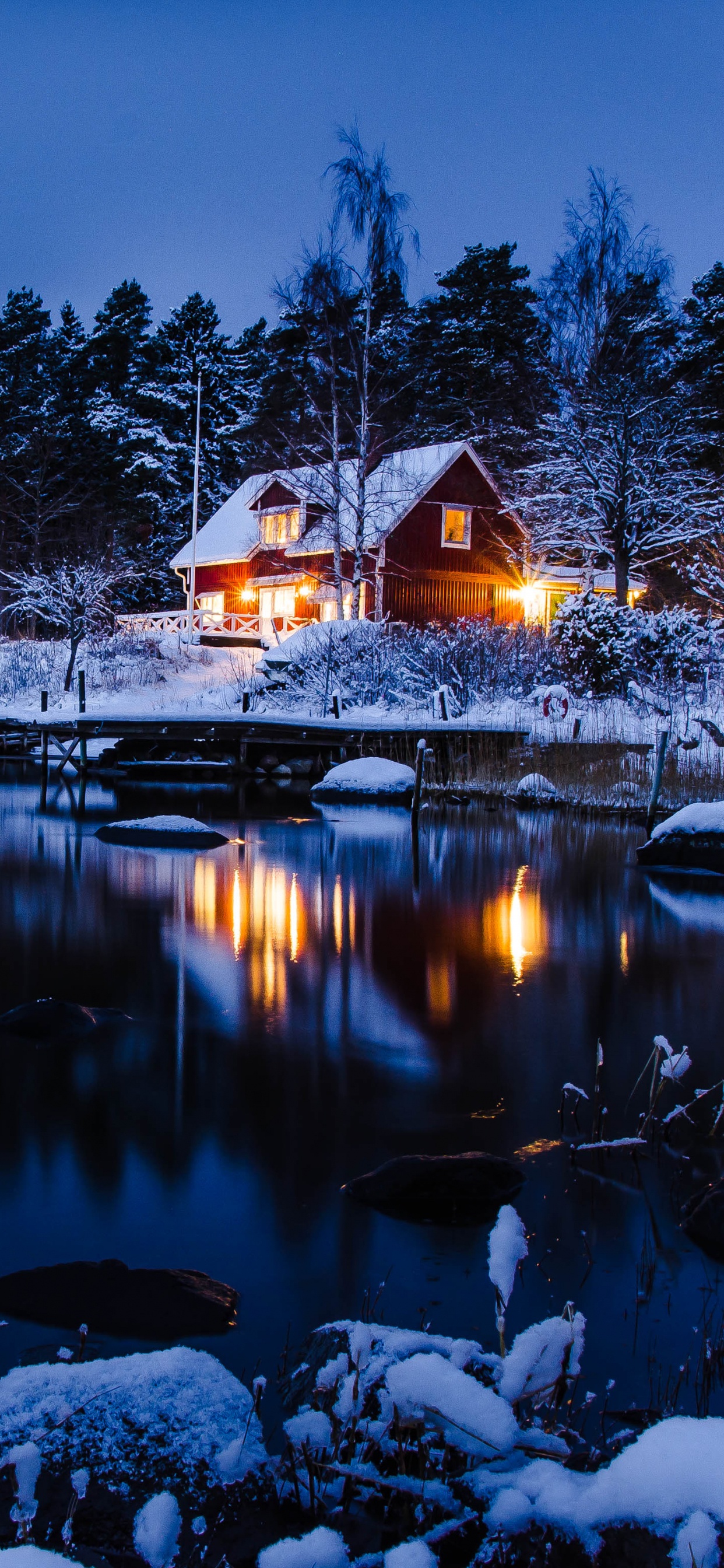 Maison Brune et Blanche Près D'un Plan D'eau Pendant la Nuit. Wallpaper in 1242x2688 Resolution