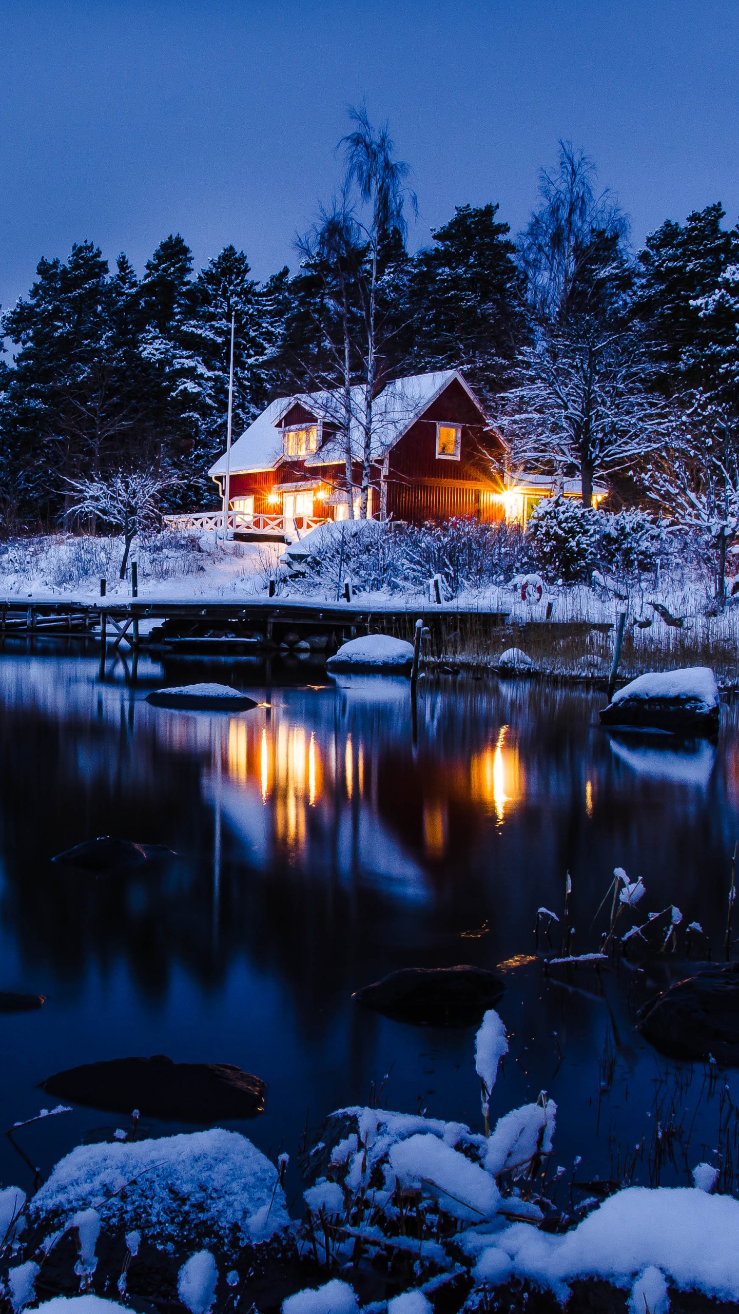 Maison Brune et Blanche Près D'un Plan D'eau Pendant la Nuit. Wallpaper in 1440x2560 Resolution