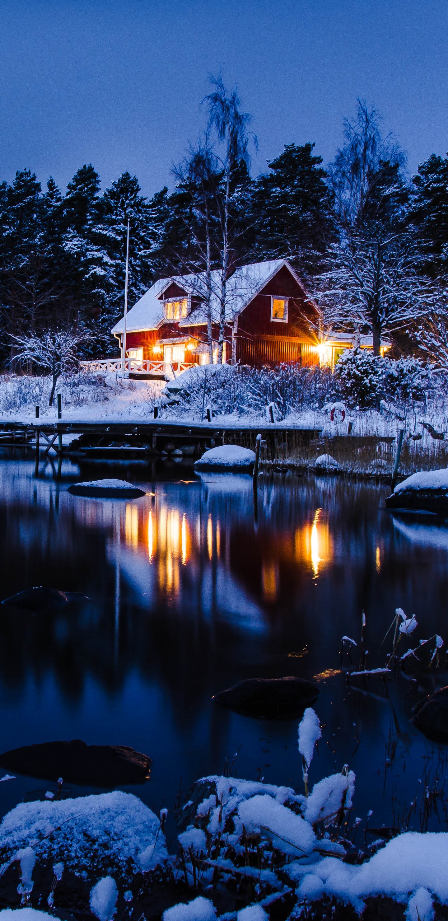 Maison Brune et Blanche Près D'un Plan D'eau Pendant la Nuit. Wallpaper in 1440x2960 Resolution