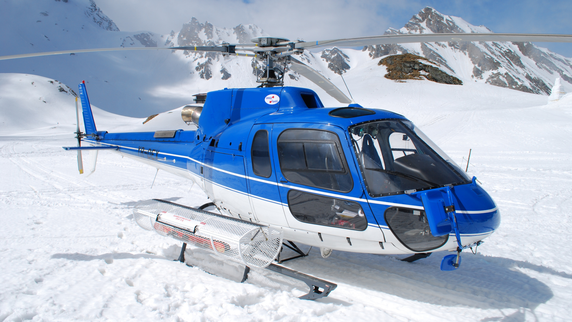 Helicóptero Azul y Blanco Sobre Suelo Cubierto de Nieve Durante el Día. Wallpaper in 1920x1080 Resolution