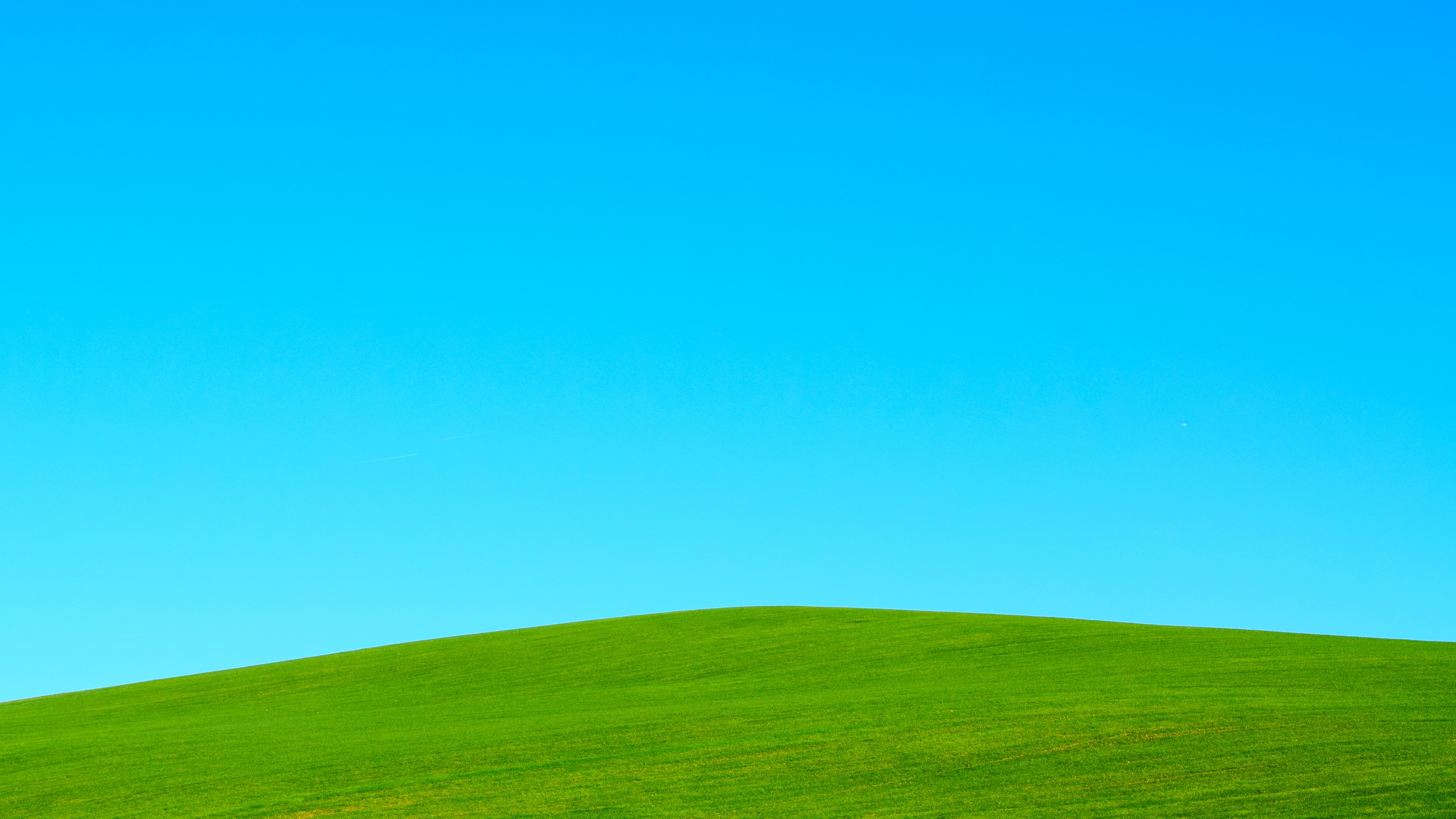 Champ D'herbe Verte Sous Ciel Bleu Pendant la Journée. Wallpaper in 3840x2160 Resolution