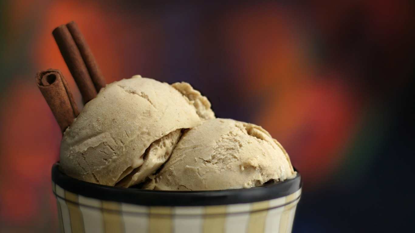 Helado en Taza de Cerámica Blanca y Azul. Wallpaper in 1366x768 Resolution