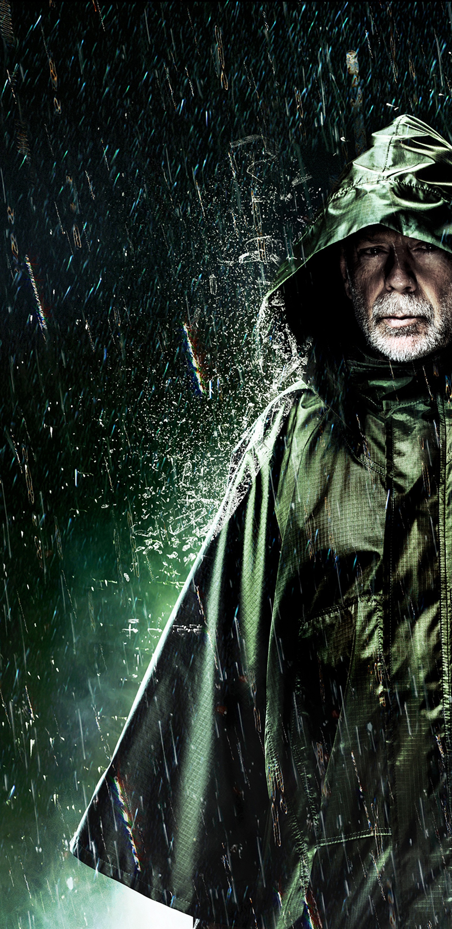 Hombre Con Capucha Verde Bajo la Noche Estrellada. Wallpaper in 1440x2960 Resolution