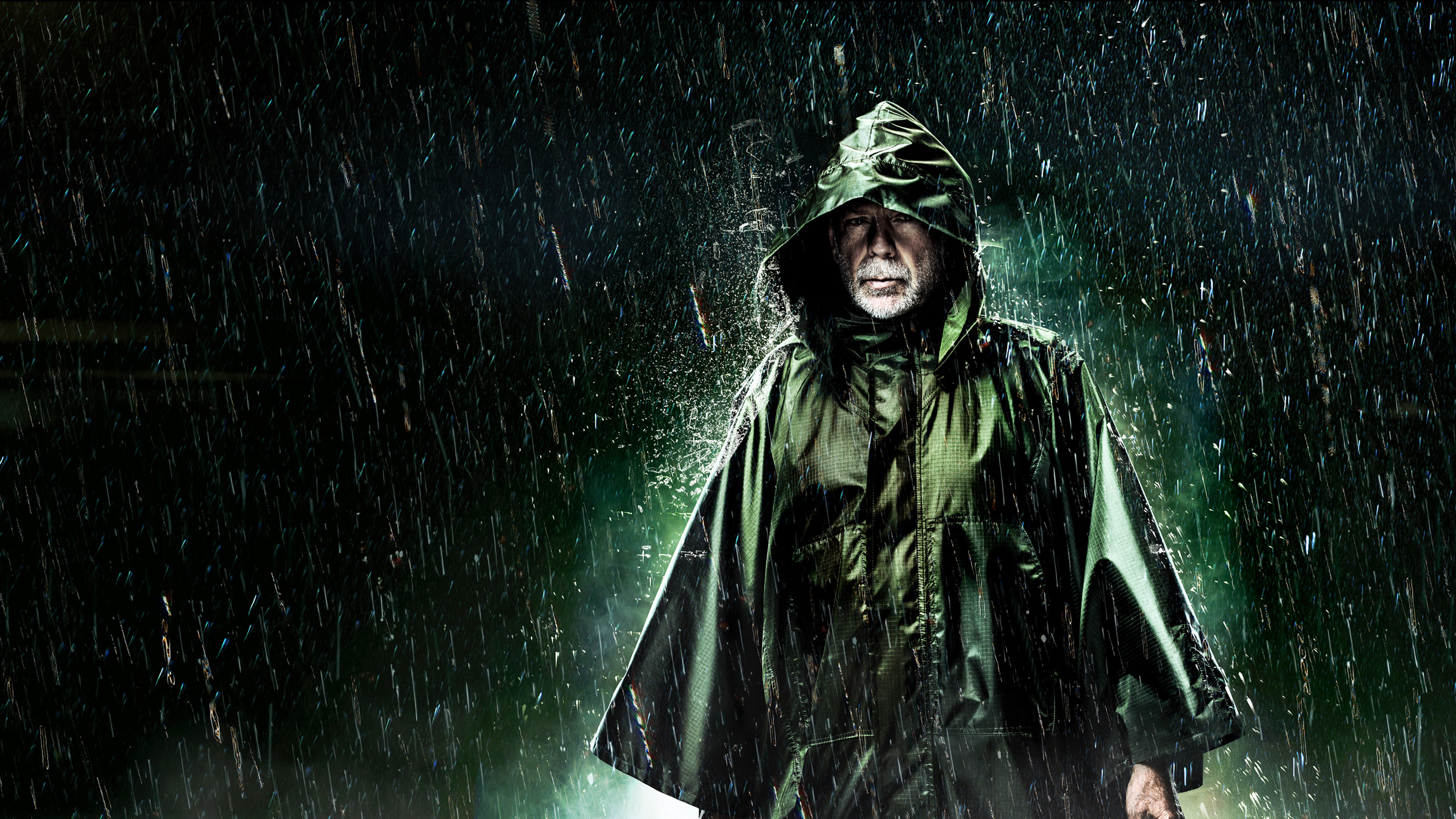 Homme en Sweat à Capuche Vert Sous la Nuit Étoilée. Wallpaper in 2560x1440 Resolution