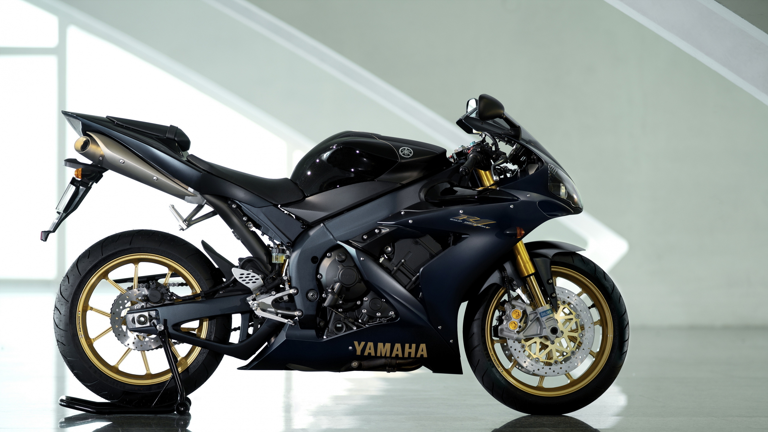Black and Yellow Sports Bike. Wallpaper in 2560x1440 Resolution