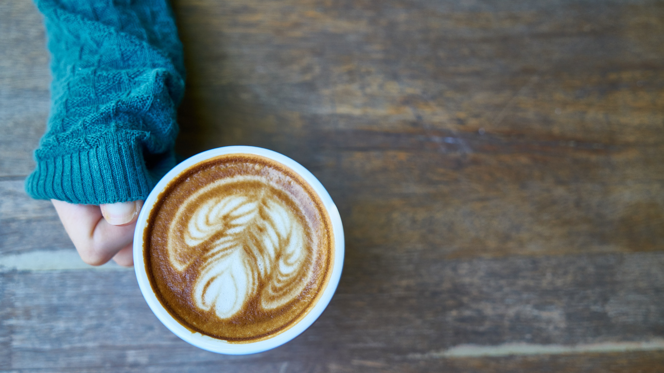 Capuchino en Taza de Cerámica Blanca. Wallpaper in 1366x768 Resolution