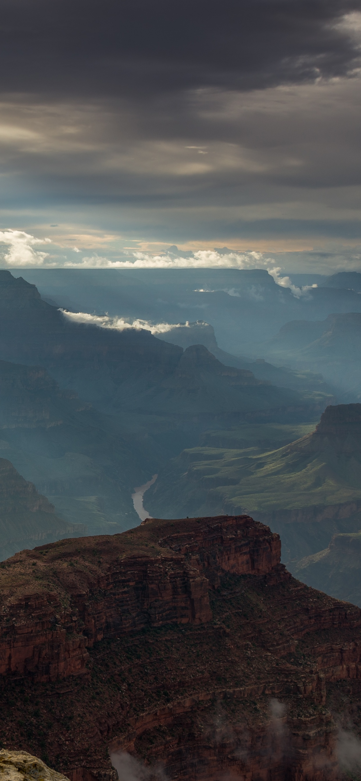 Brauner Felsiger Berg Unter Weißen Wolken Tagsüber. Wallpaper in 1242x2688 Resolution