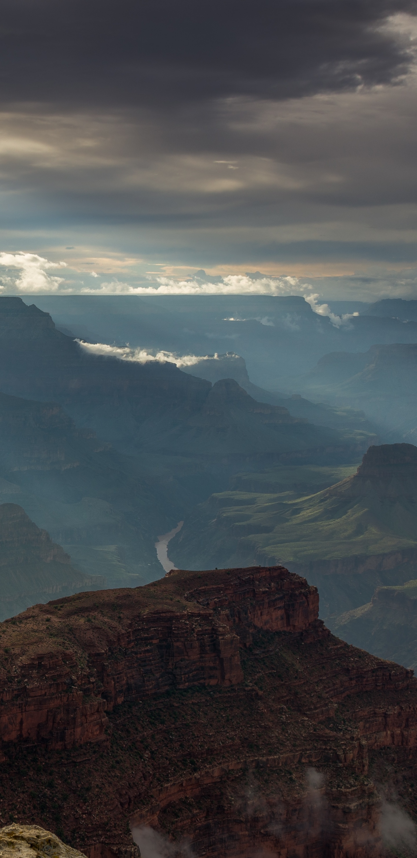 Brauner Felsiger Berg Unter Weißen Wolken Tagsüber. Wallpaper in 1440x2960 Resolution