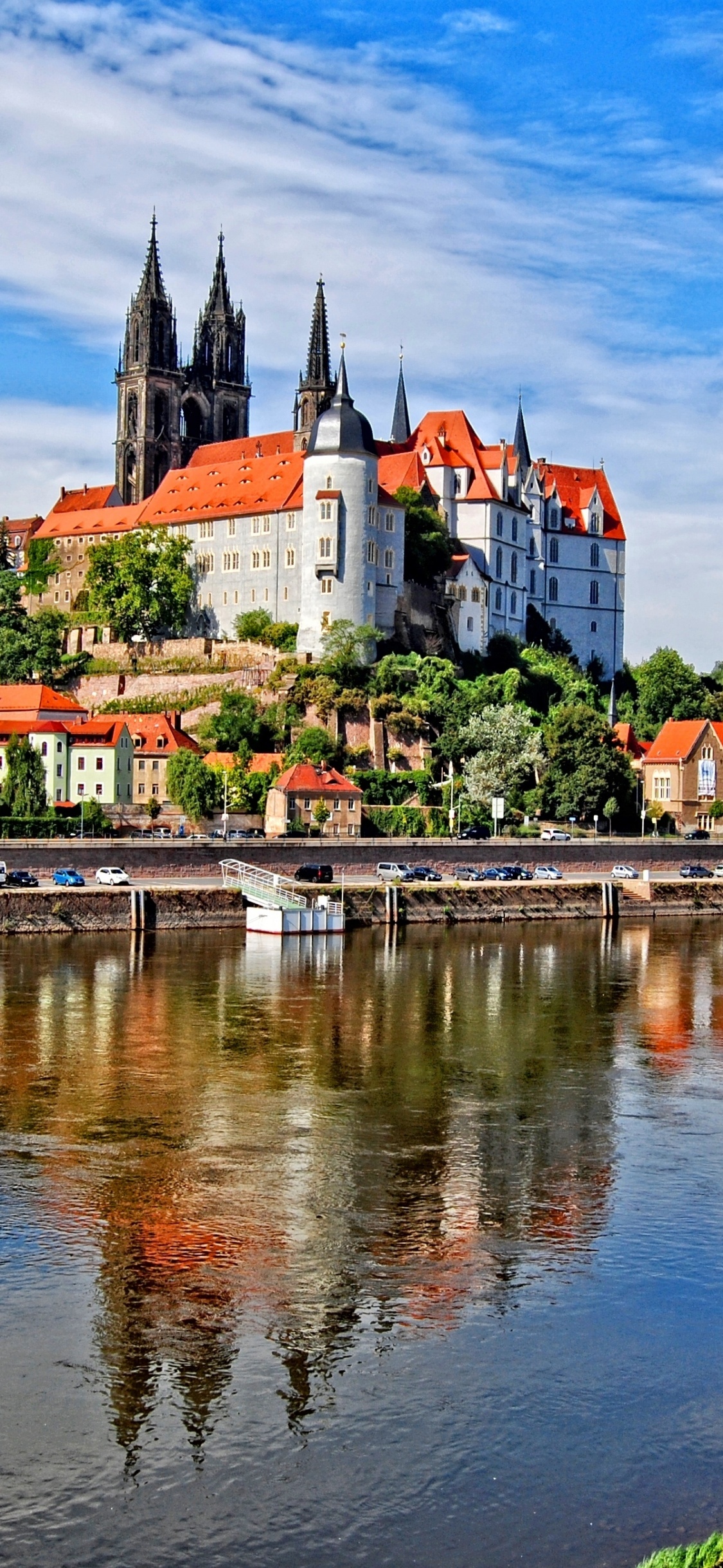 Braunes Und Graues Betongebäude in Der Nähe Von Gewässern Unter Blauem Himmel Tagsüber. Wallpaper in 1125x2436 Resolution