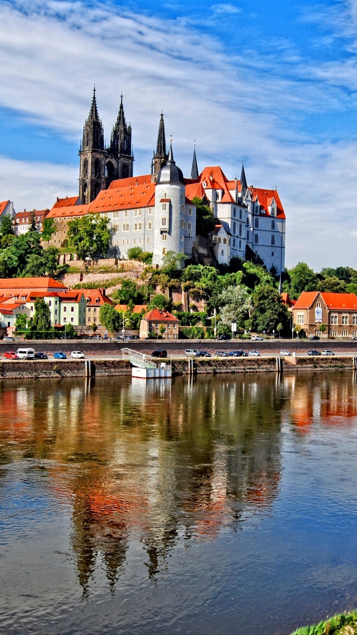 Braunes Und Graues Betongebäude in Der Nähe Von Gewässern Unter Blauem Himmel Tagsüber. Wallpaper in 720x1280 Resolution