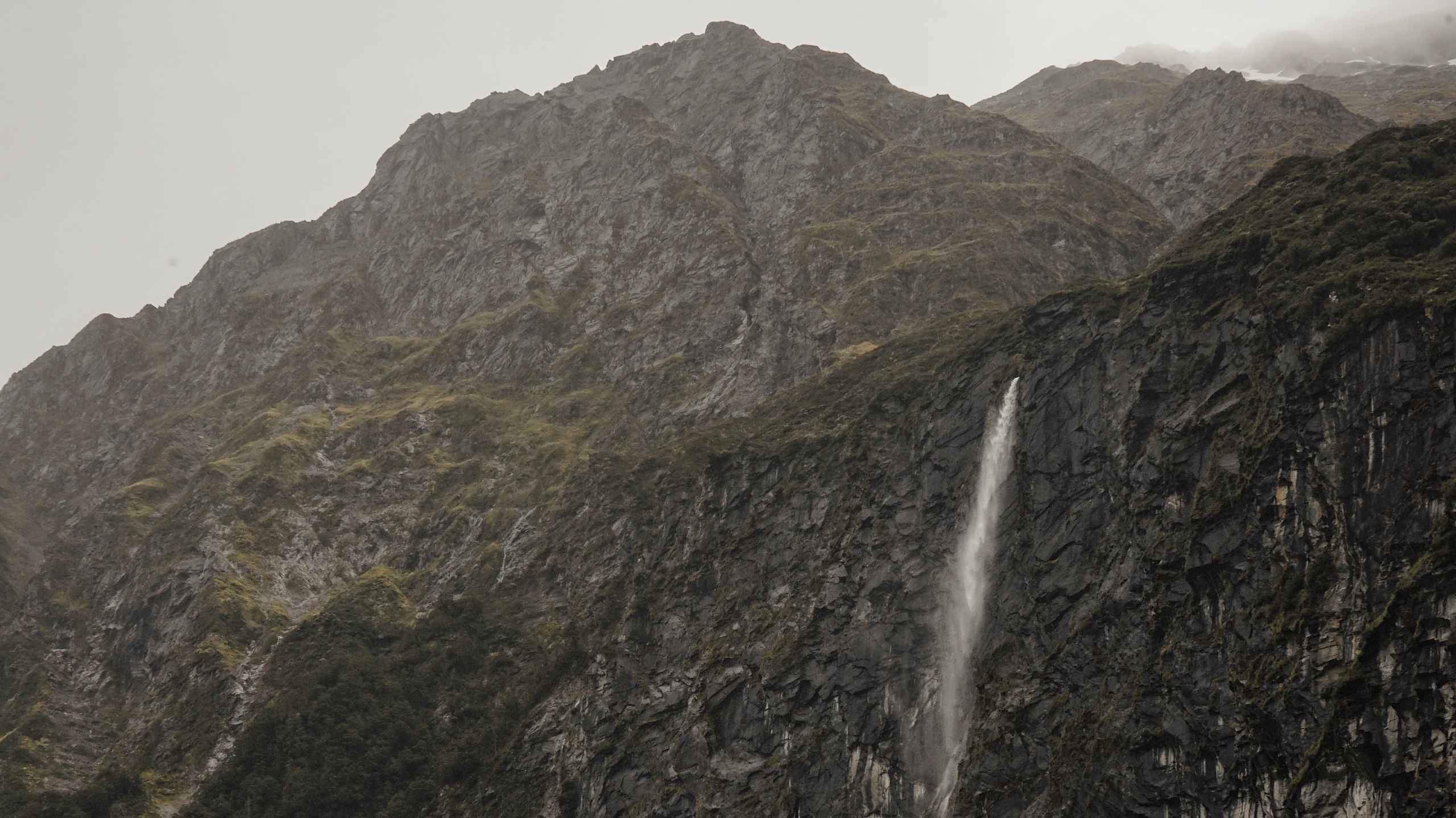 Wasserfall, Hochland, Bergigen Landschaftsformen, Wasser, Bergstation. Wallpaper in 2560x1440 Resolution