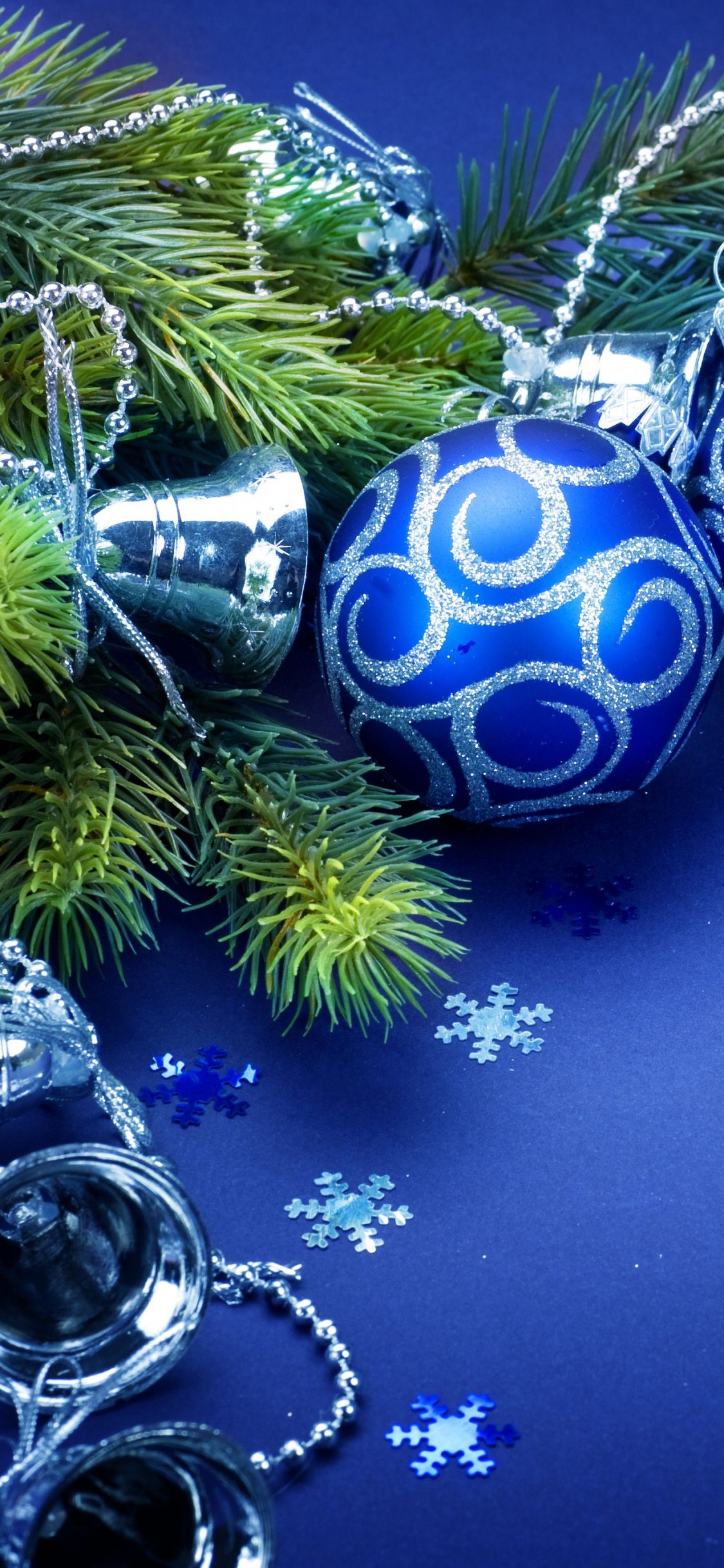 Weihnachten, Christmas Ornament, Blau, Weihnachtsdekoration, Baum. Wallpaper in 1125x2436 Resolution