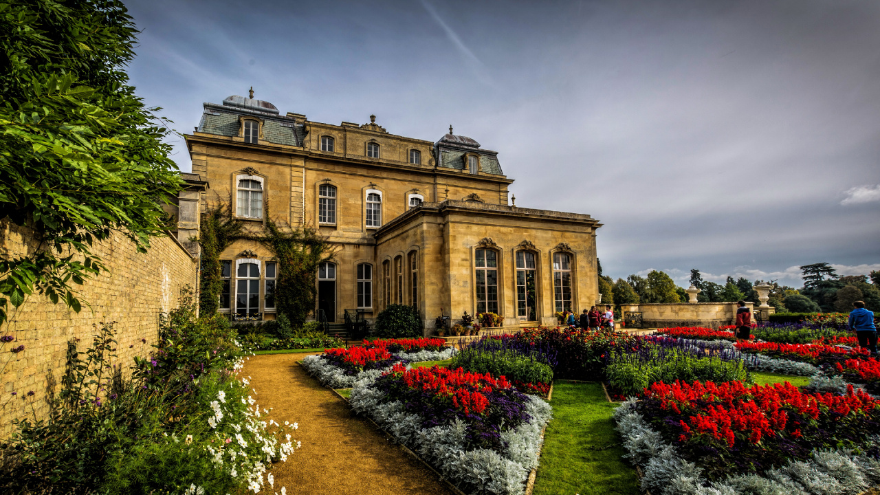 Braunes Betongebäude Mit Garten Unter Grauem Himmel. Wallpaper in 1280x720 Resolution