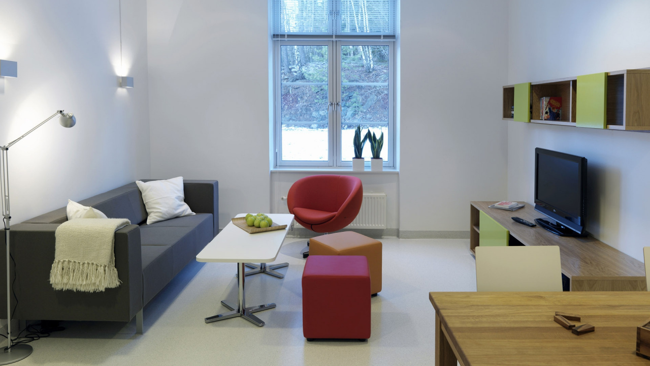 Rot-weißes Sofa Neben Braunem Holztisch. Wallpaper in 1280x720 Resolution