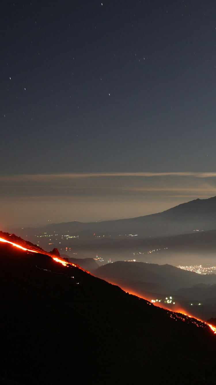 Sonne Über Den Bergen Und Wolken. Wallpaper in 750x1334 Resolution