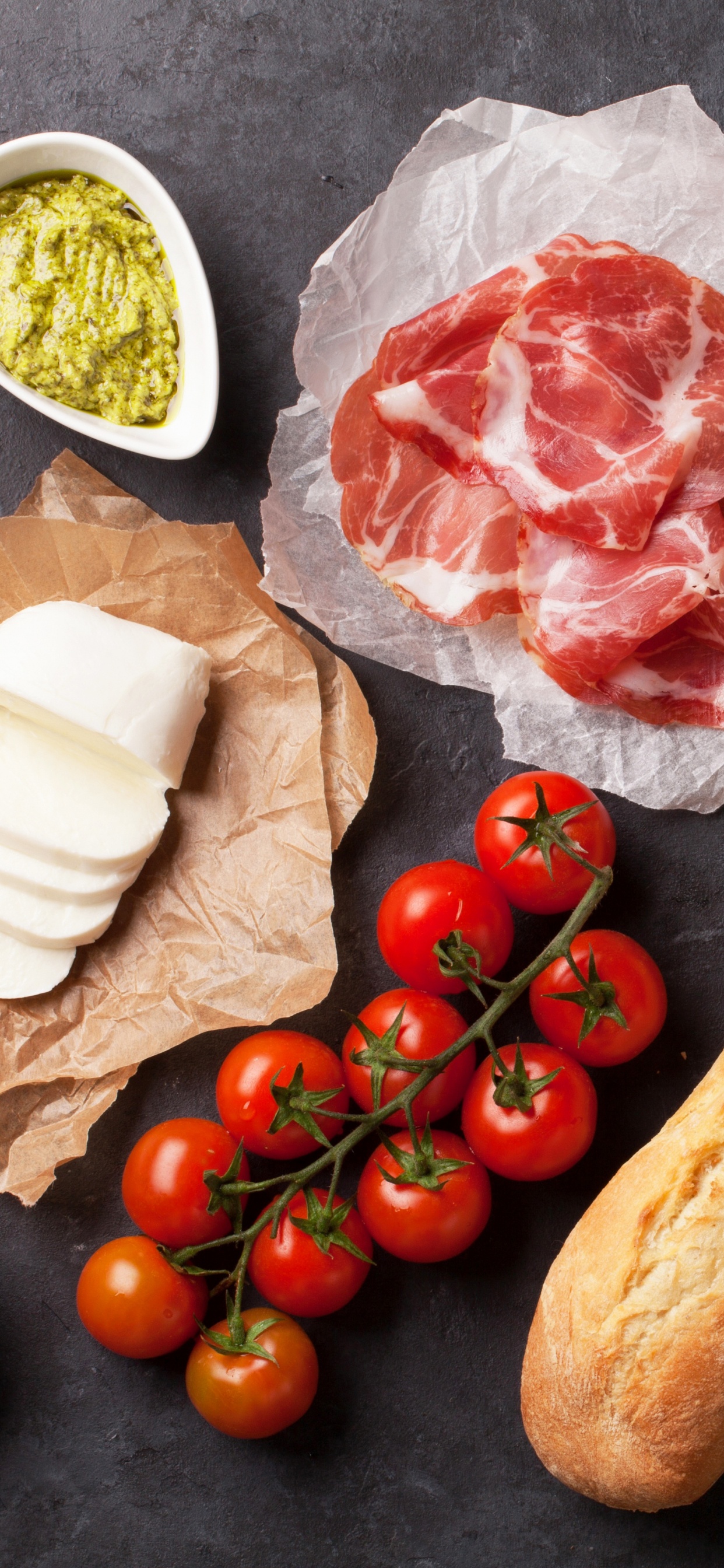 Tomate Rojo Junto a Pan Integral y Vegetales Verdes.. Wallpaper in 1242x2688 Resolution