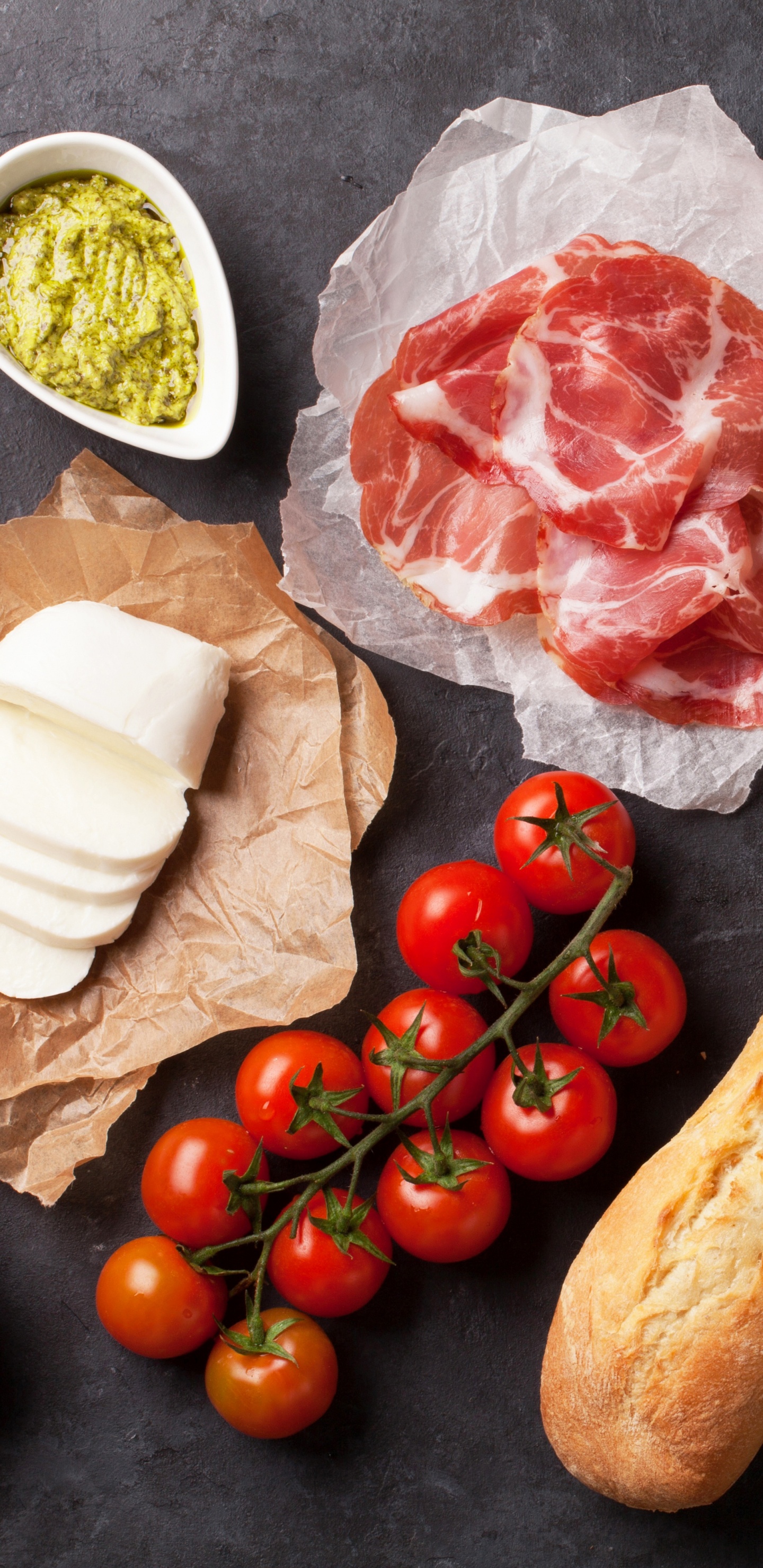 Tomate Rojo Junto a Pan Integral y Vegetales Verdes.. Wallpaper in 1440x2960 Resolution