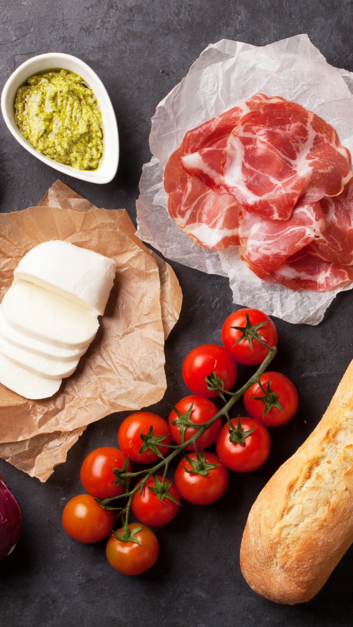 Tomate Rojo Junto a Pan Integral y Vegetales Verdes.. Wallpaper in 720x1280 Resolution