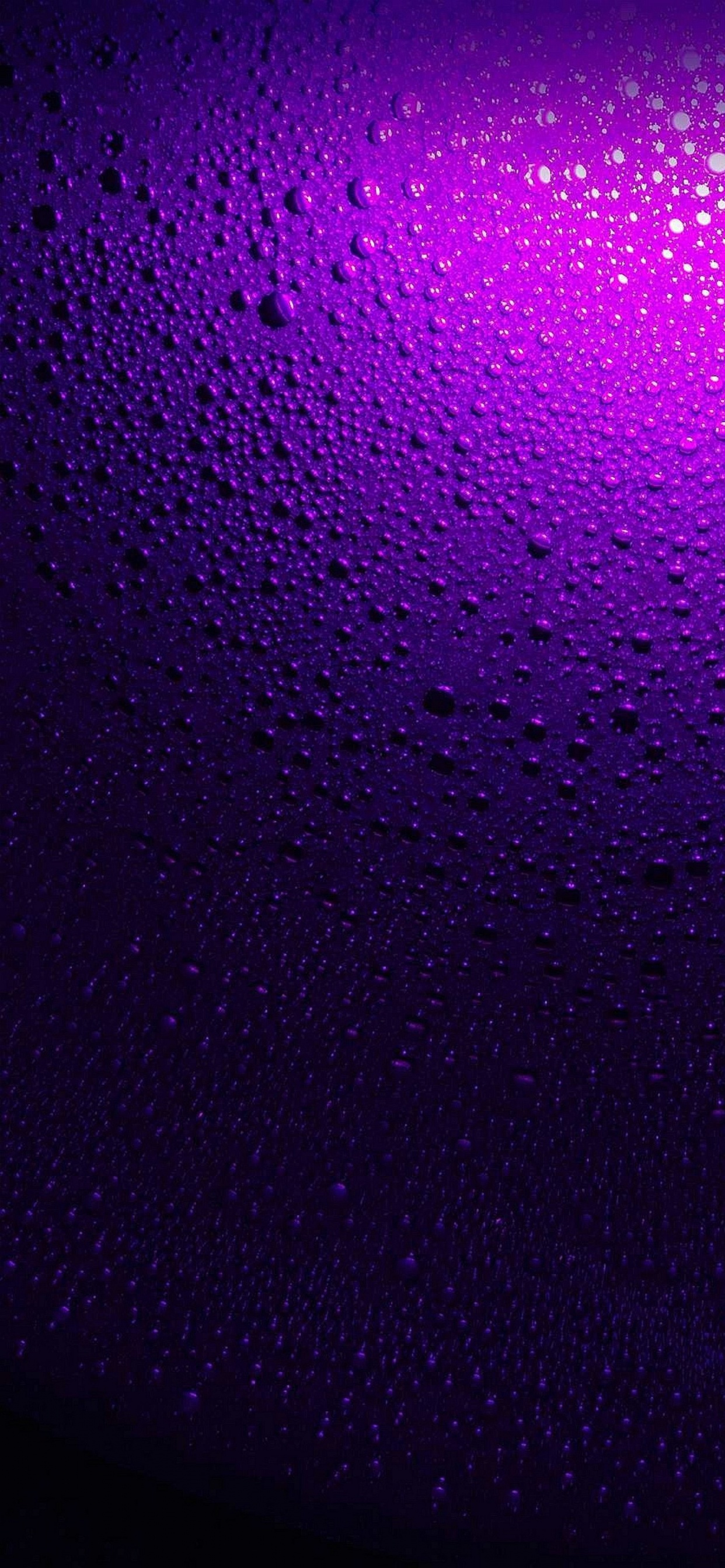 Lila Lichter im Dunklen Raum. Wallpaper in 1242x2688 Resolution