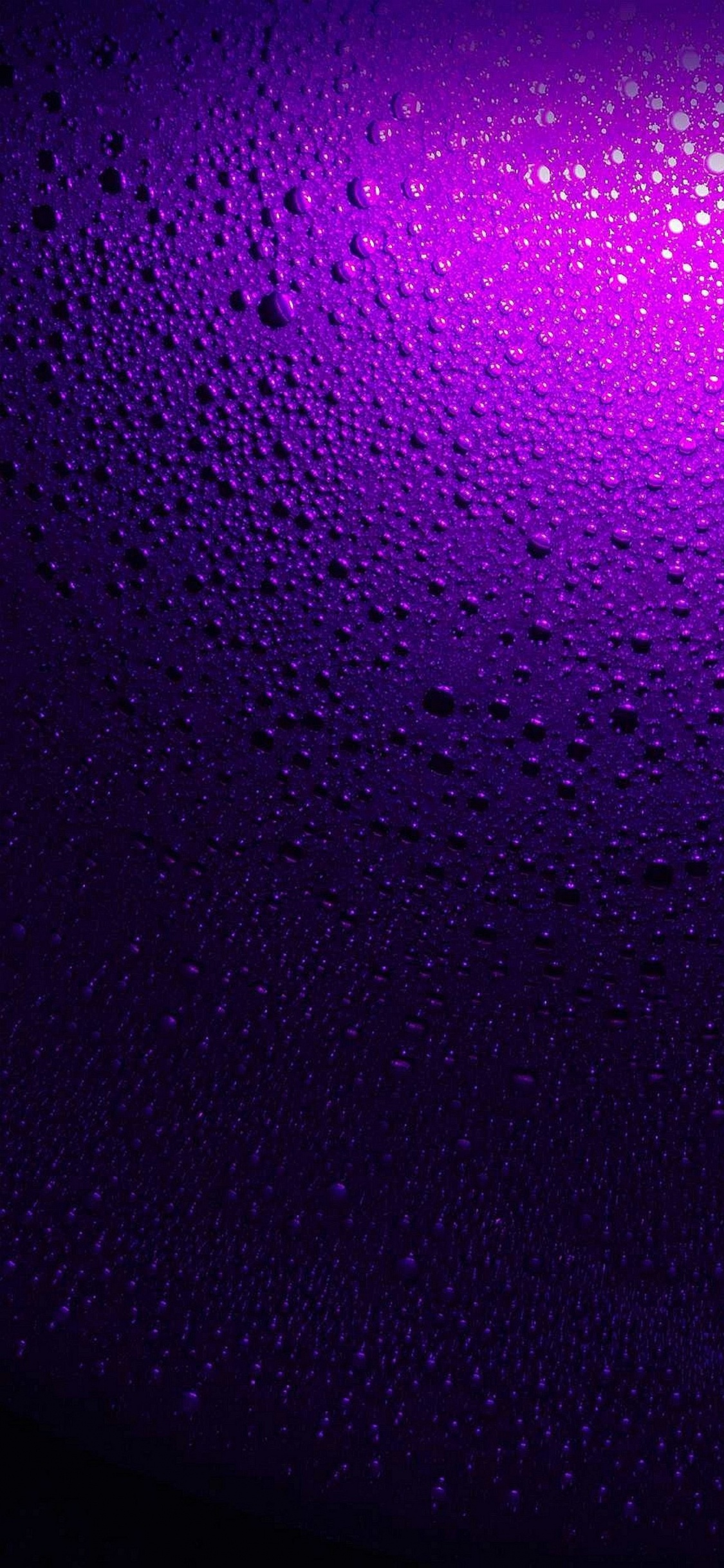 Luces Moradas en Una Habitación Oscura. Wallpaper in 1125x2436 Resolution