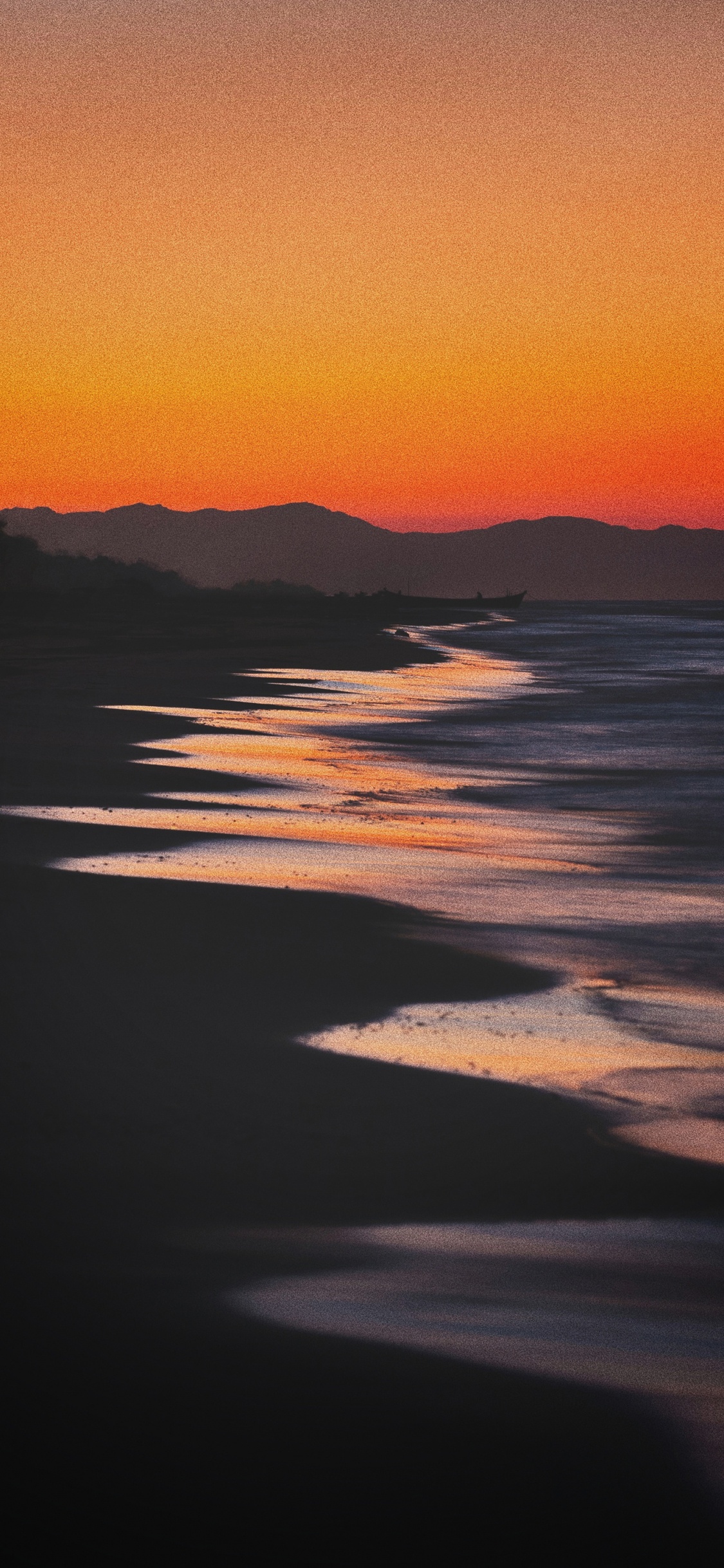 Coucher de Soleil Noir et Blanc, Eau, Atmosphère, Afterglow, Ambre. Wallpaper in 1125x2436 Resolution