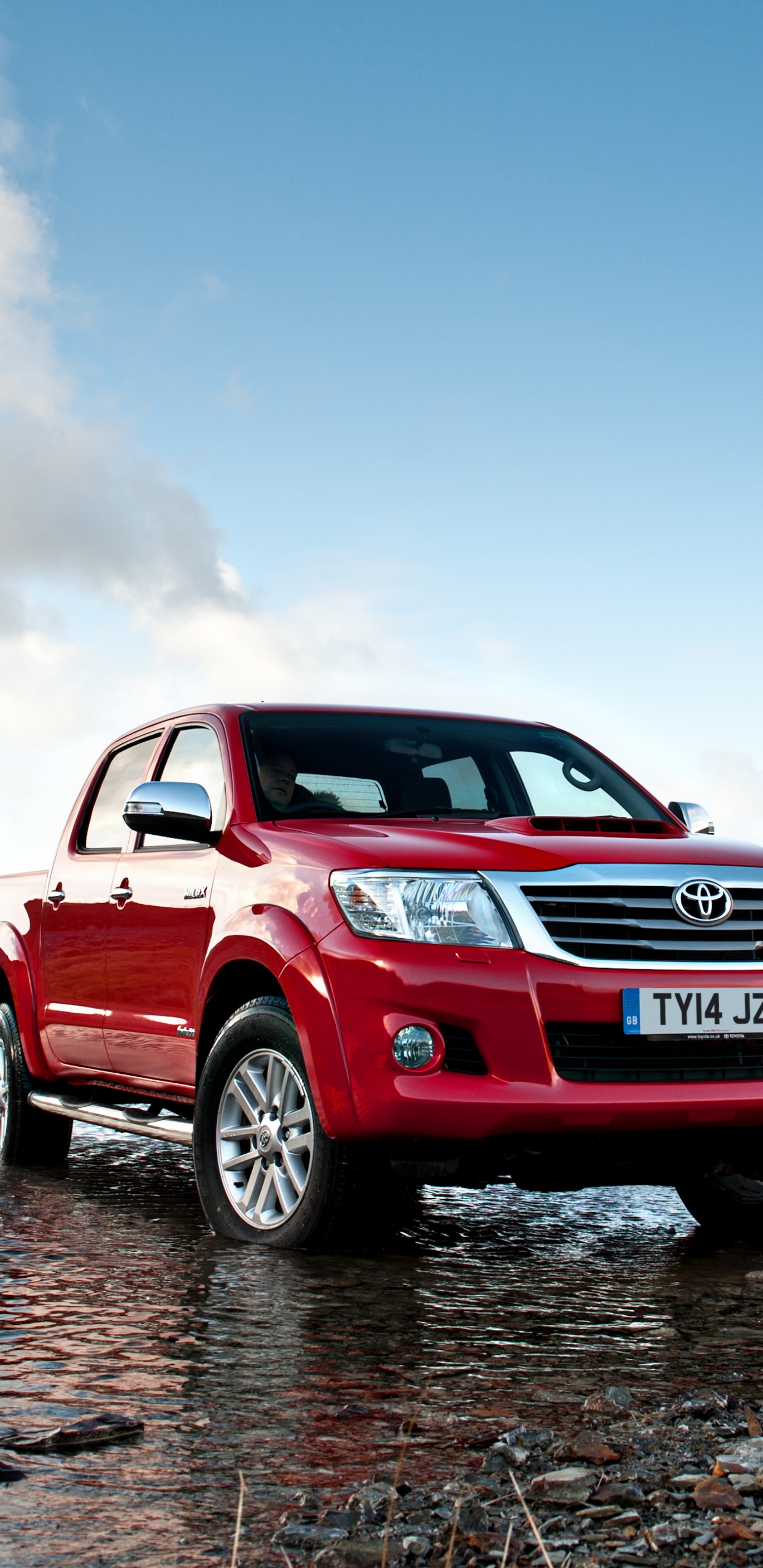 Suv Chevrolet Rouge et Noir Sur le Sable Gris Pendant la Journée. Wallpaper in 1440x2960 Resolution
