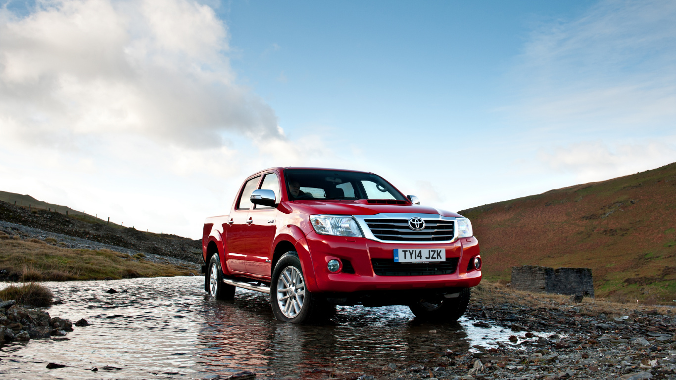 Red and Black Chevrolet Suv on Gray Sand During Daytime. Wallpaper in 1366x768 Resolution