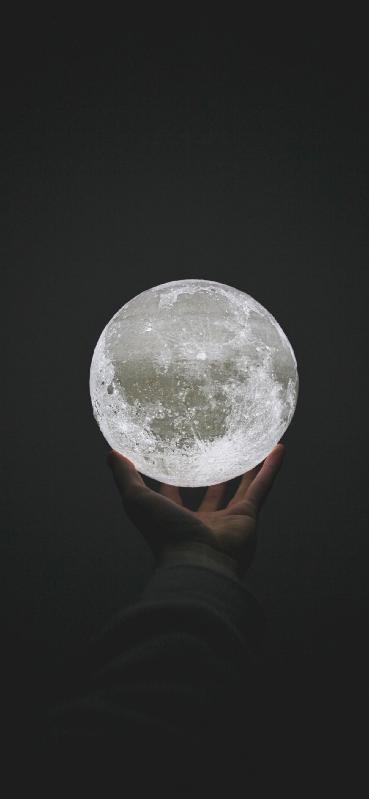 Personne Tenant Une Boule Ronde Blanche. Wallpaper in 1242x2688 Resolution