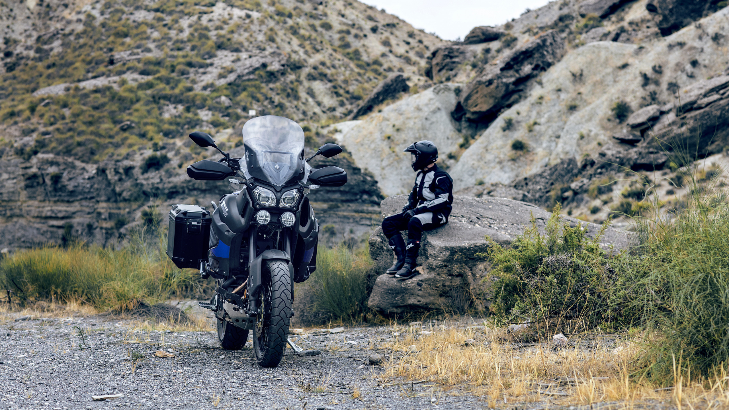 Mann in Schwarzer Jacke, Der Tagsüber Schwarzes Motorrad Auf Grauer Straße Fährt. Wallpaper in 2560x1440 Resolution