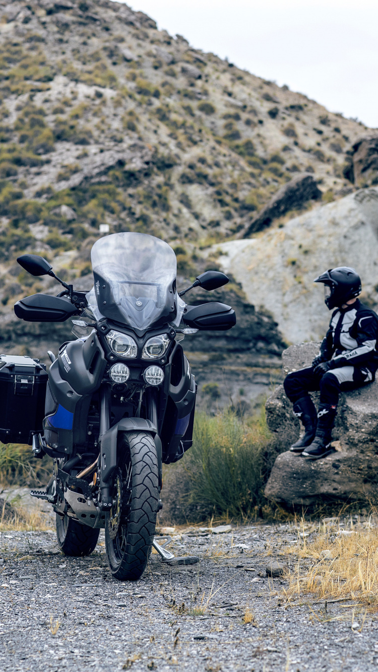 Hombre de Chaqueta Negra Montando Motocicleta Negra en la Carretera Gris Durante el Día. Wallpaper in 750x1334 Resolution