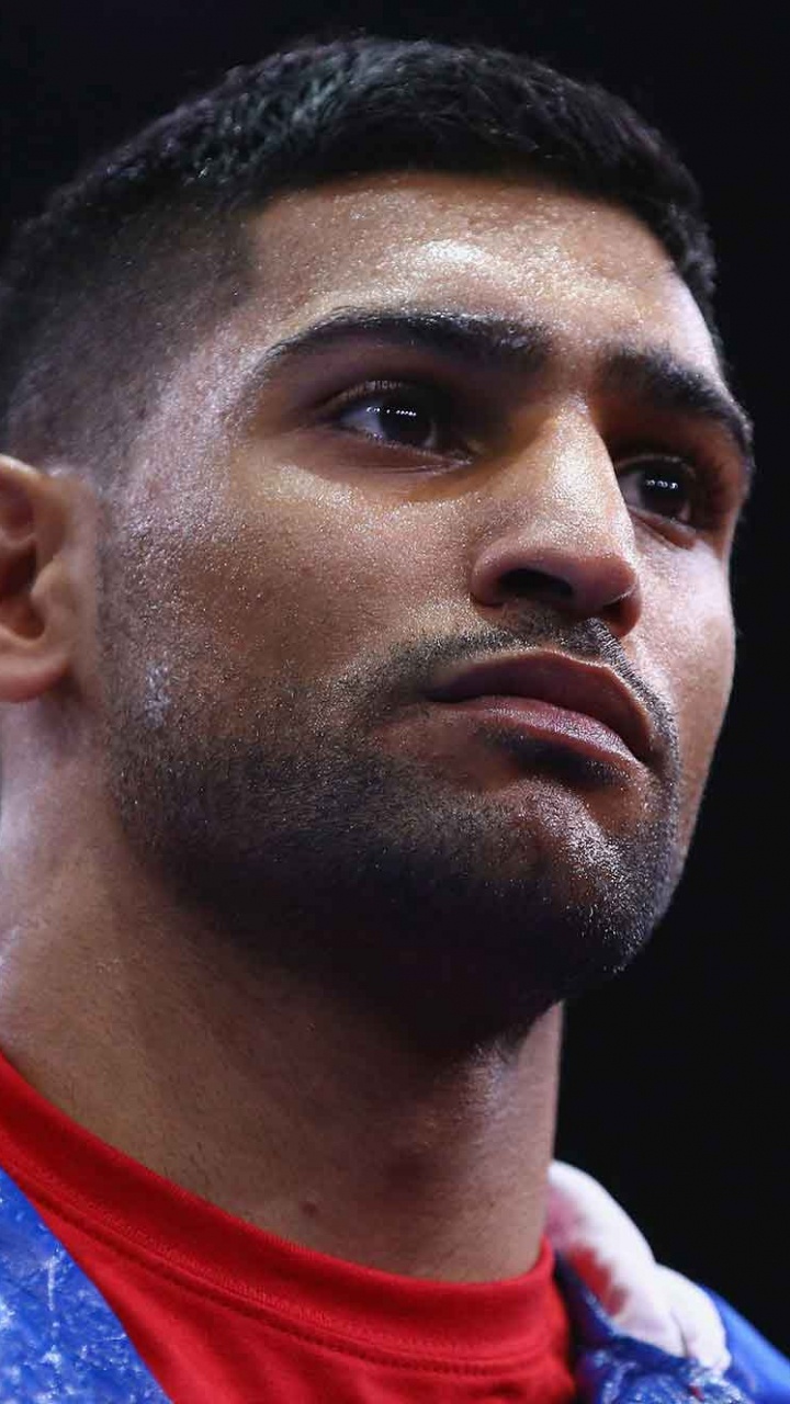 Homme en Chemise à Col Rond Rouge et Bleu. Wallpaper in 720x1280 Resolution