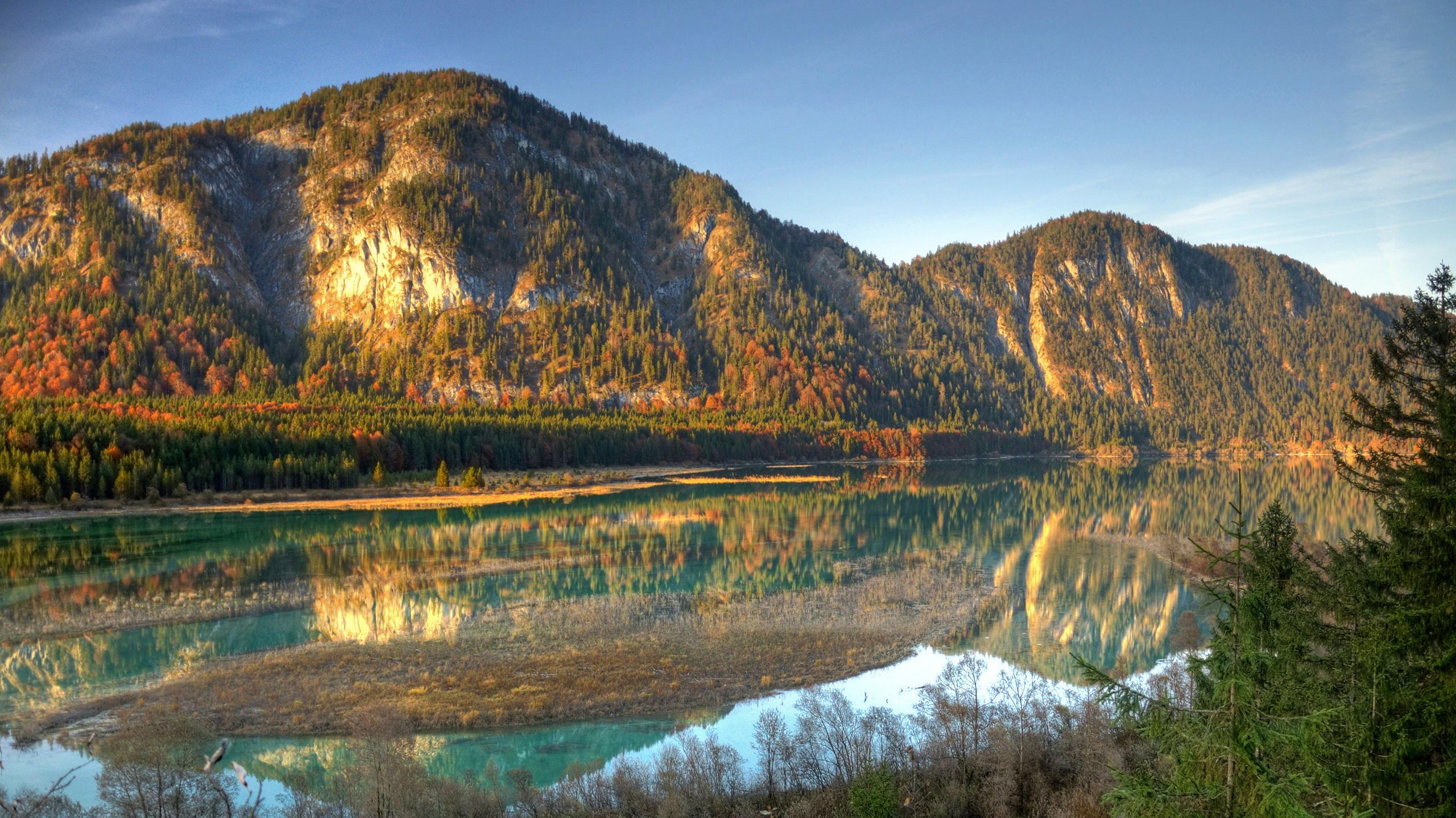 Montagne Brune à Côté D'un Plan D'eau Pendant la Journée. Wallpaper in 2560x1440 Resolution