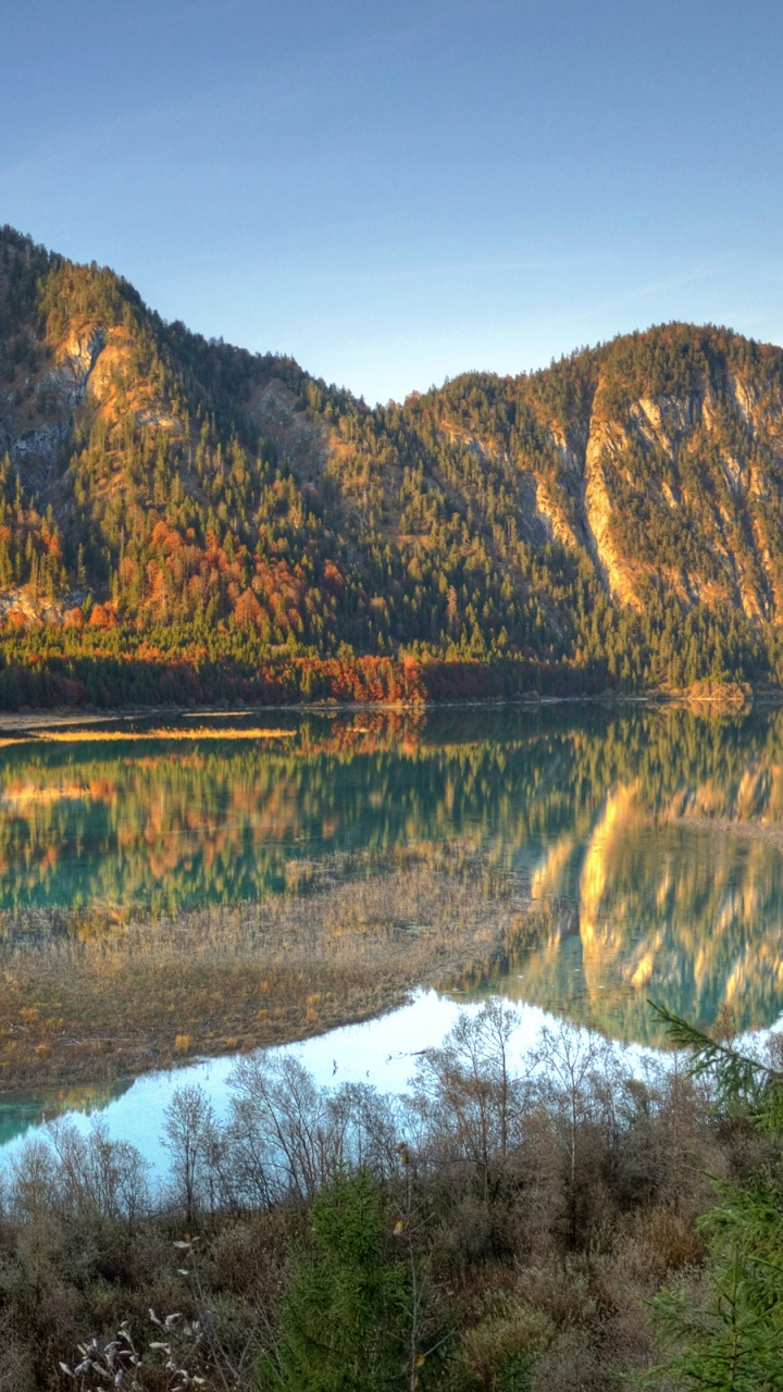 Montaña Marrón Junto al Cuerpo de Agua Durante el Día.. Wallpaper in 720x1280 Resolution