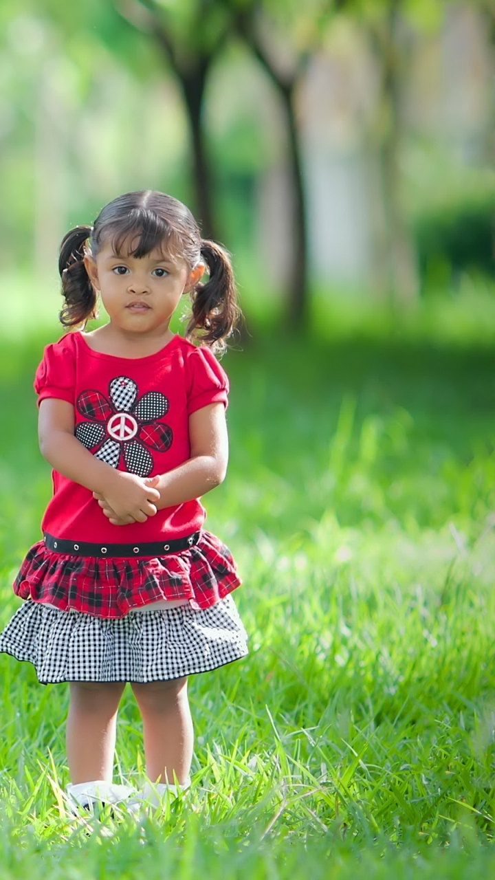 Chica en Vestido Rojo de Pie Junto al Árbol. Wallpaper in 720x1280 Resolution