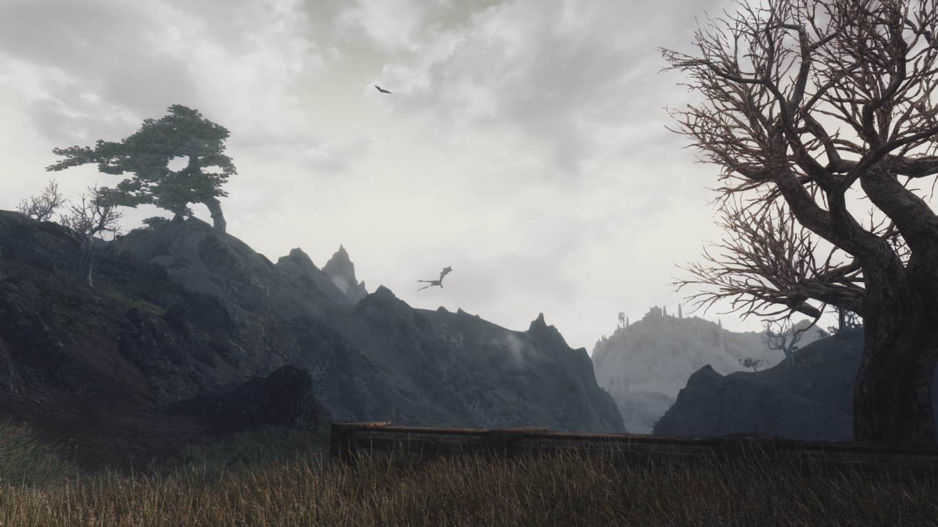 Grüne Wiese in Der Nähe Des Berges Unter Bewölktem Himmel Tagsüber Sky. Wallpaper in 1366x768 Resolution