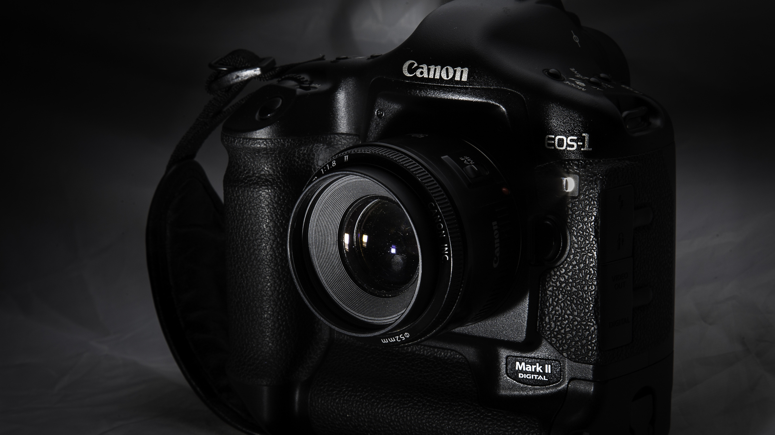 Black Nikon Dslr Camera on White Textile. Wallpaper in 2560x1440 Resolution