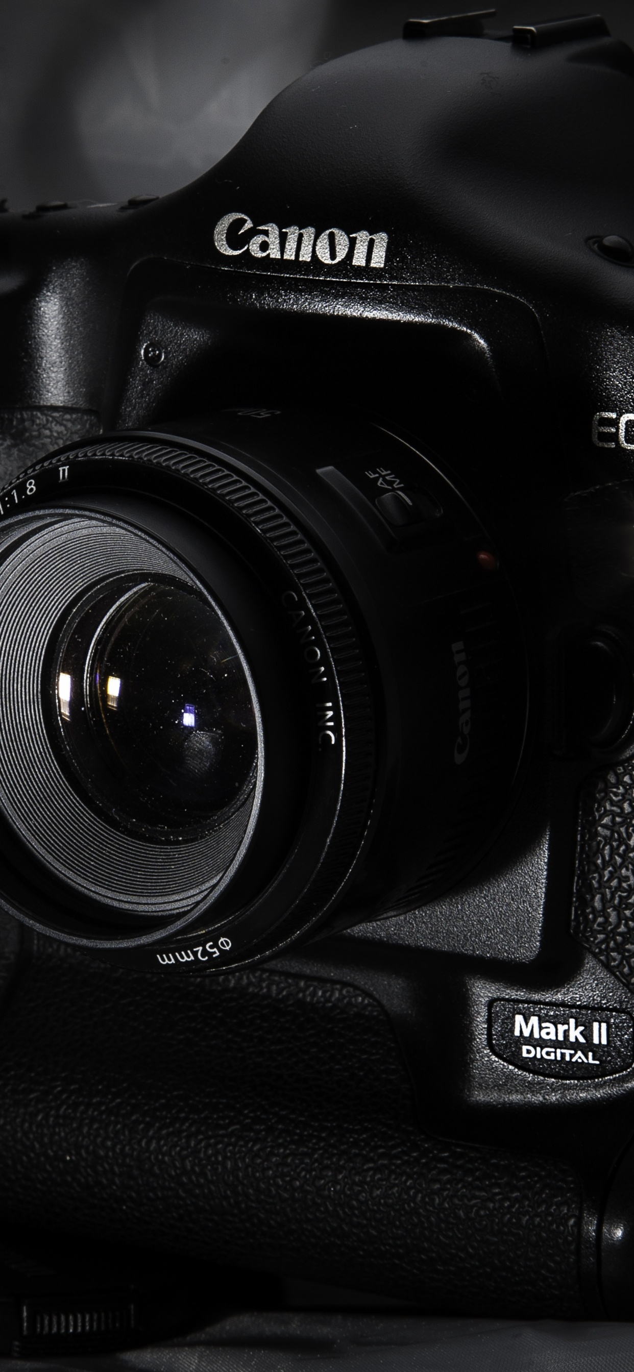 Schwarze Nikon Dslr Kamera Auf Weißem Textil. Wallpaper in 1242x2688 Resolution