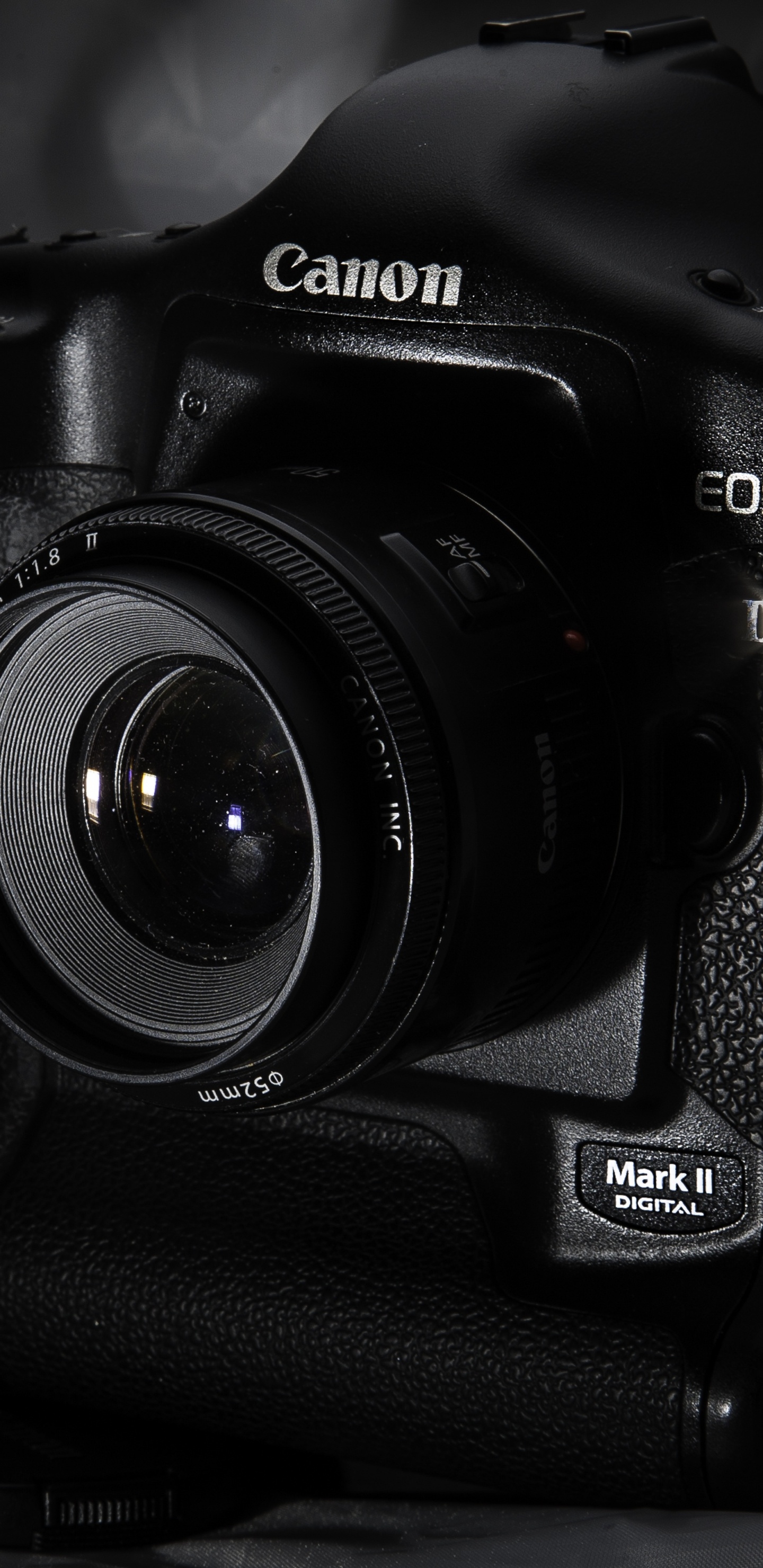 Schwarze Nikon Dslr Kamera Auf Weißem Textil. Wallpaper in 1440x2960 Resolution