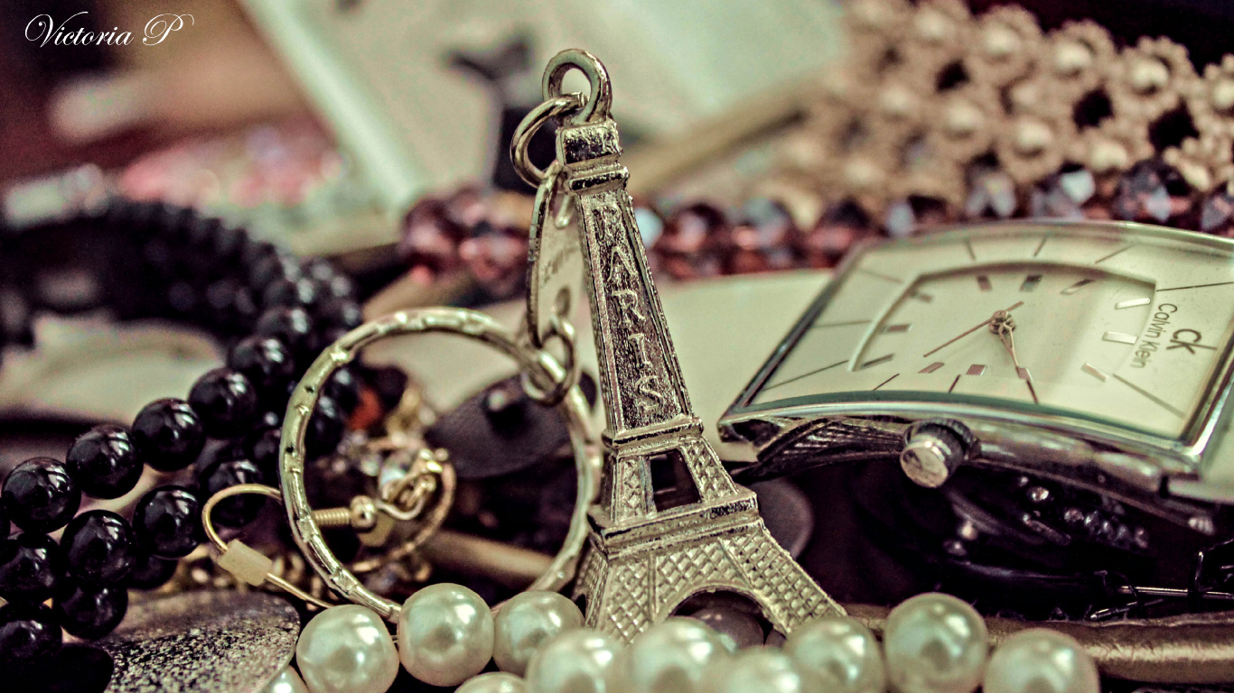 Accessoire de Mode, Bijouterie, Métal, Perle, Casque. Wallpaper in 1366x768 Resolution